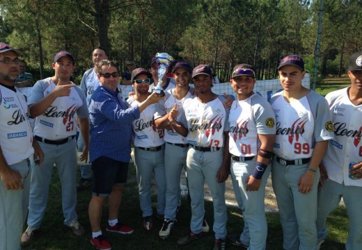 Luís Rey Villaverde felicita ao club Leones de Santiago BBC polo seu triunfo no I Torneo Internacional Concello de Oroso de béisbol